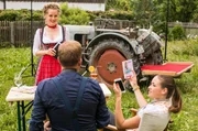 Lena Winter (Klara Deutschmann, links) gibt sich als Dirndl-Modell aus und fragt so unauffällig Benedikt Bär (Axel Röhrle, Mitte) und Emily Müller (Chiara von Galli, rechts) aus. Lena Winter (Klara Deutschmann, links) gibt sich als Dirndl-Modell aus und fragt so unauffällig Benedikt Bär (Axel Röhrle, Mitte) und Emily Müller (Chiara von Galli, rechts) aus.