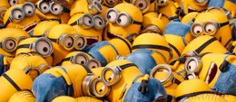 "Minions", Die Minions haben im Verlauf der Erdgeschichte stets den schlimmsten Schurken gedient. Zurzeit fehlt ihnen aber ein b&ouml;ses Idol. Antriebslos darben sie in schwerer Depression. Kevin, Stuart und Bob begeben sich daher beherzt auf die Suche nach einem neuen Anf&uuml;hrer. Im Jahr 1968, also 42 vor Gru, landen sie in New York. Bei der Messe der Mega-B&ouml;sewichte in Orlando hoffen sie, f&uuml;ndig zu werden. Super-Schurkin Scarlett Overkill scheint die ideale Meisterin zu sein, erweist sich aber anspruchsvoller als erwartet.  SENDUNG: ORF eins - SA - 15.08.2020 - 13:25 UHR. - Veroeffentlichung fuer Pressezwecke honorarfrei ausschliesslich im Zusammenhang mit oben genannter Sendung oder Veranstaltung des ORF bei Urhebernennung.