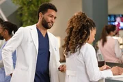 Grey's Anatomy Staffel 18 Folge 10 Blickt seine Frau skeptisch an: Anthony Hill als Dr. Winston Ndugu, Kelly McCreary als Dr. Maggie Pierce
