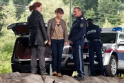 Soko Kitzbühel: Der lebensgefährlich verletzte Lukas liegt im künstlichen Tiefschlaf. Karin ist von Selbstzweifeln geplagt; Kroisleitner und Chefinspektor Stadler sind ihr eine enorme Stütze. Als Karin die wahre Größe der Zusammenhänge begreift, steht ihr Leben auf des Messers Schneide. Im Bild (v.li.): Christine Klein (Dr. Haller), Kristina Sprenger (Karin Kofler), Ferry Öllinger (Kroisleitner). Soko Kitzbühel: Der lebensgefährlich verletzte Lukas liegt im künstlichen Tiefschlaf. Karin ist von Selbstzweifeln geplagt; Kroisleitner und Chefinspektor Stadler sind ihr eine enorme Stütze. Als Karin die wahre Größe der Zusammenhänge begreift, steht ihr Leben auf des Messers Schneide. Im Bild (v.li.): Christine Klein (Dr. Haller), Kristina Sprenger (Karin Kofler), Ferry Öllinger (Kroisleitner).