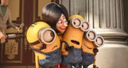 "Minions", Die Minions haben im Verlauf der Erdgeschichte stets den schlimmsten Schurken gedient. Zurzeit fehlt ihnen aber ein b&ouml;ses Idol. Antriebslos darben sie in schwerer Depression. Kevin, Stuart und Bob begeben sich daher beherzt auf die Suche nach einem neuen Anf&uuml;hrer. Im Jahr 1968, also 42 vor Gru, landen sie in New York. Bei der Messe der Mega-B&ouml;sewichte in Orlando hoffen sie, f&uuml;ndig zu werden. Super-Schurkin Scarlett Overkill scheint die ideale Meisterin zu sein, erweist sich aber anspruchsvoller als erwartet.  SENDUNG: ORF eins - SA - 15.08.2020 - 13:25 UHR. - Veroeffentlichung fuer Pressezwecke honorarfrei ausschliesslich im Zusammenhang mit oben genannter Sendung oder Veranstaltung des ORF bei Urhebernennung.