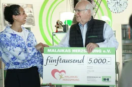 Leichtathletin Malaika Mihambo erh&auml;lt von Sportf&ouml;rderer Martin Herrenknecht eine Spende f&uuml;r ihren Verein &bdquo;Malaikas Herzsprung&ldquo;, der sich f&uuml;r inklusiven Grundschulsport engagiert.