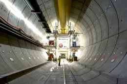 Die im Rohbau fertiggestellte zweite Tunnelr&ouml;hre durch das Gotthard-Massiv. Ab 2031 sollen hier t&auml;glich viele Tausende PKW und LKW durchfahren. (klein im Hintergrund: Martin Herrenknecht)