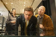L-R: Schmuckverk&auml;uferin (Viola von der Burg), Franz Eberhofer (Sebastian Bezzel), Rudi Birkenberger (Simon Schwarz).