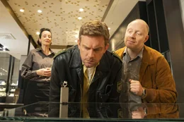 L-R: Schmuckverk&auml;uferin (Viola von der Burg), Franz Eberhofer (Sebastian Bezzel), Rudi Birkenberger (Simon Schwarz).