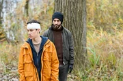 Niklas Fehrenbach (Noah Calvin, l.) wurde durch eine Verwechlung versehentlich Opfer einer Entführung. Das weiß inzwischen auch sein Entführer Lars Bohse (Eidin Jalali, r.) Niklas Fehrenbach (Noah Calvin, l.) wurde durch eine Verwechlung versehentlich Opfer einer Entführung. Das weiß inzwischen auch sein Entführer Lars Bohse (Eidin Jalali, r.)