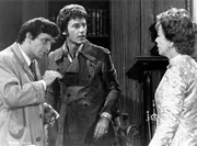 "Columbo - Zigarren für den Chef", Der Unternehmer David Bruckner will seinen Chemiekonzern verkaufen. Sein Neffe und Mitarbeiter Roger Stanford könnte seine Pläne eventuell durchkreuzen. Deshalb stellt Bruckner Nachforschungen über Rogers Vergangenheit an. Damit will er den missliebigen Neffen erpressen. Roger wehrt sich auf seine berechnende Art dagegen. Er hat allerdings die Rechnung ohne Lt. Columbo gemacht. Im Bild (v.li.): Ida Lupino (Doris Bruckner), Peter Falk (Lt. Columbo), Roddy McDowall (Roger). "Columbo - Zigarren für den Chef", Der Unternehmer David Bruckner will seinen Chemiekonzern verkaufen. Sein Neffe und Mitarbeiter Roger Stanford könnte seine Pläne eventuell durchkreuzen. Deshalb stellt Bruckner Nachforschungen über Rogers Vergangenheit an. Damit will er den missliebigen Neffen erpressen. Roger wehrt sich auf seine berechnende Art dagegen. Er hat allerdings die Rechnung ohne Lt. Columbo gemacht. Im Bild (v.li.): Ida Lupino (Doris Bruckner), Peter Falk (Lt. Columbo), Roddy McDowall (Roger).