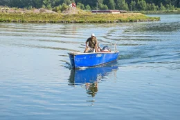 Das Fischerboot kurz vorm Erreichen der Fangstelle bei der Traunm&uuml;ndung in die Donau.
