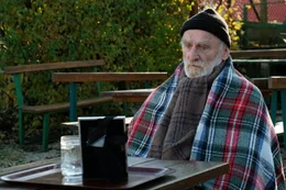 Hans (Peter Mitterrutzner).