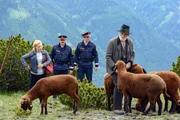 Claudia Wegscheider (Katharina Strasser, l.), Polizist Fritz (Roland Silbernagl, 2.v.l.) und Polizist Franz (Florian Sumerauer, M.) befragen Isidor Falkner (Peter Mitterrutzner, r.). Claudia Wegscheider (Katharina Strasser, l.), Polizist Fritz (Roland Silbernagl, 2.v.l.) und Polizist Franz (Florian Sumerauer, M.) befragen Isidor Falkner (Peter Mitterrutzner, r.).