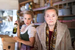 Von links: Miri (Katharina Stra&szlig;er) und Frau Weininger (Erni Mangold) im Heurigen "Reblaus".