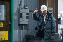 Otto Anderson (Tom Hanks) verabschiedet sich ohne Feier von seinen Kollegen und Kolleginnen in die Rente.