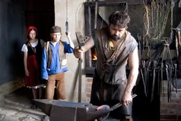 Rotk&auml;ppchen (Kathleen Frontzek) und Konrad (Max von der Groeben) beobachten Konrads Vater (Martin May) bei seiner Arbeit in der Wagnerei.