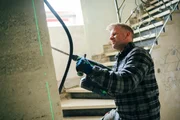 Micky (36) arbeitet oft bis spät in die Nacht, um das Haus rechtzeitig fertigzustellen, damit Tochter Emma im neuen Wohnort zur Schule gehen kann. Micky (36) arbeitet oft bis spät in die Nacht, um das Haus rechtzeitig fertigzustellen, damit Tochter Emma im neuen Wohnort zur Schule gehen kann.