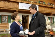 Martin (Hans Sigl, r.) bittet Lisbeth (Monika Baumgartner, l.) um ein offenes Gespräch zwischen Mutter und Sohn. Martin (Hans Sigl, r.) bittet Lisbeth (Monika Baumgartner, l.) um ein offenes Gespräch zwischen Mutter und Sohn.
