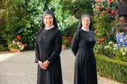 Schwester Theodora kommt im Kloster an. Sie will mit Schwester Hildegard wieder reden (v.li.: Janina Hartwig, Nina Hoger). Schwester Theodora kommt im Kloster an. Sie will mit Schwester Hildegard wieder reden (v.li.: Janina Hartwig, Nina Hoger).