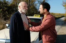 L-R: Hans (Peter Mitterrutzner), Musa (Deniz Cooper).