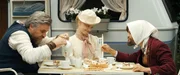 Eine Eintagsfliege hat nur einmal Geburtstag. Wildschwein (Aljoscha Stadelmann), die fr&ouml;hliche Eintagsfliege (Karoline Schuch) und Fuchs (Lars Rudolph) essen an einem Campingtisch.