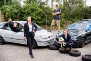 Tobi mit Bodyguard Rosa und den Stuntmen Mathias und Bob nach einer rasanten Vergolfungsjagd.