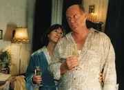 Z&ouml;llner (Wolfgang Finck) l&auml;sst sich auf eine Liebesnacht mit Jutta (Claudia Loerding) ein, um Geld von ihr zu bekommen.