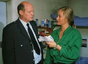 Z&ouml;llner (Wolfgang Finck) erh&auml;lt von Dagmar (Kristiane Kupfer) 12.000 Mark Vorschu&szlig; f&uuml;r die n&auml;chste Drogenlieferung.