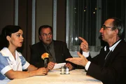Der taubstumme Bernd Holz (Harald Weickert) ist Zeuge eines Mordes in einem Heim geworden. Er versucht Oberschwester Waltraud Böhm (Simone Rethel-Heesters) zu beschreiben, was er gesehen hat. Kommissar Kehler (Wolfgang Bathke) hört gespannt zu. Der taubstumme Bernd Holz (Harald Weickert) ist Zeuge eines Mordes in einem Heim geworden. Er versucht Oberschwester Waltraud Böhm (Simone Rethel-Heesters) zu beschreiben, was er gesehen hat. Kommissar Kehler (Wolfgang Bathke) hört gespannt zu.