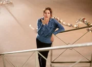 Susanne (Cheryl Shepard) verabschiedet sich von Martina per Handkuss. Susanne (Cheryl Shepard) verabschiedet sich von Martina per Handkuss.