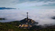 Ab 1940 lie&szlig; der spanische Diktator Francisco Franco in der N&auml;he von Madrid ein monumentales Kreuz errichten, erg&auml;nzt durch eine Basilika, die tief in einen Berg hineingebaut wurde.
