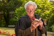 Professor Hilary Ambrosius (James Laurenson) verschwindet unter mysteri&ouml;sen Umst&auml;nden. Er war auf der Suche nach dem sagenumwobenen Rosenkranz, dem heilende Kr&auml;fte nachgesagt werden.