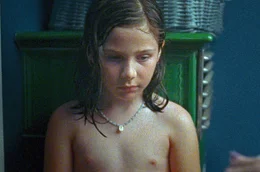 Gerade eben war Noa (Lara Cocron) noch ein selbstbewusstes siebenj&auml;hriges Kind, das an einem scheinbar endlosen Sommertag durch den Garten tobt ...