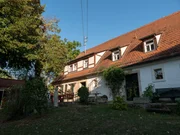 Wir machen eine Reise zu den &auml;ltesten und traditionsreichsten Bauernh&ouml;fen Bayerns, dabei geht es von Marquartstein in den Chiemgauer Alpen nach Riedenburg ins Altm&uuml;hltal, dann nach Bayreuth und schlie&szlig;lich nach Unterfranken. Bild: Der Fenstersch&uuml;rzenhof bei Bayreuth in Oberfranken.