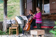 Anna und Laura Weirich geben ein Alpkonzert. Anna und Laura Weirich geben ein Alpkonzert.