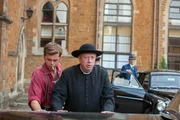 (v.li.): Alex Price (Sid Carter), Mark Williams (Father Brown).