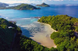 Ein Archipel aus 115 Inseln, die wie vom Himmel gefallene Smaragde wirken: F&uuml;r viele sind die Seychellen das Paradies auf Erden.