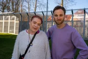 Psychologe Leon Windscheid (r.) spricht mit Protagonistin Tanja (l.) über ihre Straftaten. Psychologe Leon Windscheid (r.) spricht mit Protagonistin Tanja (l.) über ihre Straftaten.