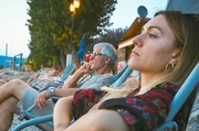 Lina und ihr Vater in Liegest&uuml;hlen am Strand in Italien