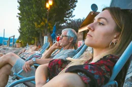 Lina und ihr Vater in Liegest&uuml;hlen am Strand in Italien