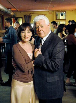 ORF-Premiere: "Gl&uuml;ck auf vier R&auml;dern". Im Bild: Friedrich (Peter Weck) schwenkt mit seiner Frau Anna (Heidelinde Weis) das Tanzbein im Salsakurs.