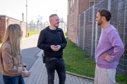 Psychologin Jana Naß (l.) und Pflegedienstleiter Joergen Grell (M.) sprechen mit Psychologe Leon Windscheid (r.) über Ihre Arbeit im Maßregelvollzug. Psychologin Jana Naß (l.) und Pflegedienstleiter Joergen Grell (M.) sprechen mit Psychologe Leon Windscheid (r.) über Ihre Arbeit im Maßregelvollzug.