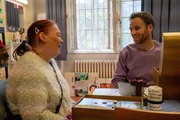 Psychologe Leon Windscheid (r.) spricht mit Protagonistin Tanja (l.) über ihre Straftaten und was dazu geführt hat. Psychologe Leon Windscheid (r.) spricht mit Protagonistin Tanja (l.) über ihre Straftaten und was dazu geführt hat.