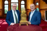Diese Schwanenuhr ist aufwendig verziert. Die Experten f&uuml;r Uhren: Dr. Peter Frie&szlig; (Patek Philippe Museum, Genf) und Andreas Fritsch (Uhrmachermeister, M&uuml;nchen).