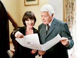 Anna (Heidelinde Weis) und Friedrich Sibelius (Peter Weck) betrachten begeistert die Bilder, die ihre Enkelkinder gemalt haben.