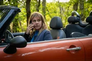 VOR HAUS HENNING. Beke (Felicitas Woll) bittet Lily, über Hennings Frau zu recherchieren und macht Foto vom Haus. VOR HAUS HENNING. Beke (Felicitas Woll) bittet Lily, über Hennings Frau zu recherchieren und macht Foto vom Haus.