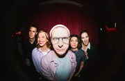 Lachen bis die Tränen kommen: Zwei 2er-Comedy-Teams battlen sich mit absurden Antworten. Gastgeber Moritz Neumeier führt souverän durch die Show – immer schräg und unvorhersehbar "falsch, aber anders lustig" - Alex Stoldt, Laura Brümmer, Moritz Neumeier, Filiz Tasdan, Katjana Gerz Lachen bis die Tränen kommen: Zwei 2er-Comedy-Teams battlen sich mit absurden Antworten. Gastgeber Moritz Neumeier führt souverän durch die Show – immer schräg und unvorhersehbar "falsch, aber anders lustig" - Alex Stoldt, Laura Brümmer, Moritz Neumeier, Filiz Tasdan, Katjana Gerz