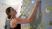 Profikletterin Emma Bernhard im Kletterlabor der Deutschen Sporthochschule. Profikletterin Emma Bernhard im Kletterlabor der Deutschen Sporthochschule.