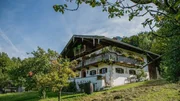 Wir machen eine Reise zu den &auml;ltesten und traditionsreichsten Bauernh&ouml;fen Bayerns. Dabei geht es von Marquartstein in den Chiemgauer Alpen nach Riedenburg ins Altm&uuml;hltal, dann nach Bayreuth und schlie&szlig;lich nach Unterfranken. Im Bild: Chiemgauer Hof Marquartstein.