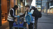 Mitten in der K&ouml;lner Innenstadt verteilt Stra&szlig;enw&auml;chter Anibal eine warme Mahlzeit an Obdachlose und Drogenabh&auml;ngige.