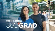 SÜDWESTRUNDFUNK SWR Aktuell – 360 Grad Die zweite Staffel des YouTube-Formats “SWR Aktuell 360 Grad” startet mit neuen Folgen, überraschenden Begegnungen und gesellschaftlich relevanten Themen. Die beiden Hosts Leonie Maderstein und Marvin Neumann sind in Baden-Württemberg und Rheinland-Pfalz unterwegs und suchen Orte auf, wo Risse in unserer Gesellschaft spürbar sind. SÜDWESTRUNDFUNK SWR Aktuell – 360 Grad Die zweite Staffel des YouTube-Formats “SWR Aktuell 360 Grad” startet mit neuen Folgen, überraschenden Begegnungen und gesellschaftlich relevanten Themen. Die beiden Hosts Leonie Maderstein und Marvin Neumann sind in Baden-Württemberg und Rheinland-Pfalz unterwegs und suchen Orte auf, wo Risse in unserer Gesellschaft spürbar sind.