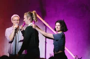 Lachen bis die Tränen kommen: Zwei 2er-Comedy-Teams battlen sich mit absurden Antworten. Gastgeber Moritz Neumeier führt souverän durch die Show – immer schräg und unvorhersehbar "falsch, aber anders lustig" - Moritz Neumeier, Katjana Gerz, Filiz Tasdan Lachen bis die Tränen kommen: Zwei 2er-Comedy-Teams battlen sich mit absurden Antworten. Gastgeber Moritz Neumeier führt souverän durch die Show – immer schräg und unvorhersehbar "falsch, aber anders lustig" - Moritz Neumeier, Katjana Gerz, Filiz Tasdan