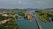 Der Panamakanal verbindet Atlantik und Pazifik &ndash; m&ouml;glich wurde das durch einen gewaltigen Eingriff in die Natur: Der R&iacute;o Chagres wurde aufgestaut, der k&uuml;nstliche Gat&uacute;nsee angelegt.